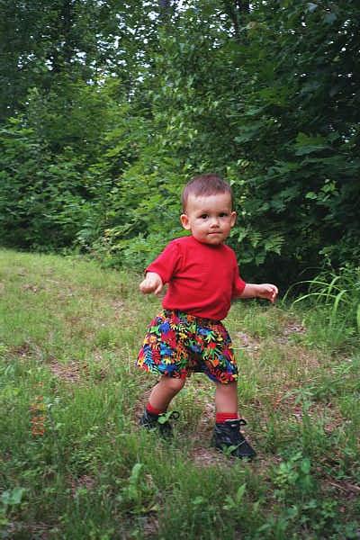 yardwalkin.jpg (77868 bytes)
